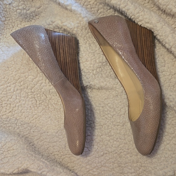 Calvin Klein Taupe Saxton Patent Lizard Wedge Heels size 10 - Picture 3 of 12